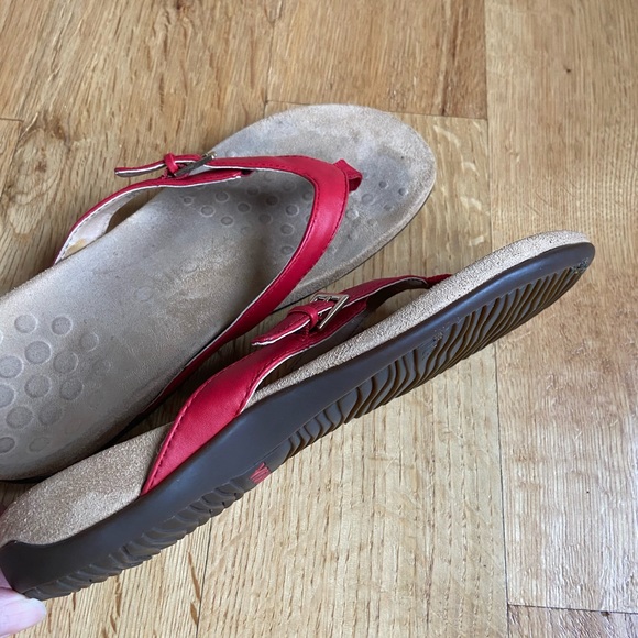 kelby toe post sandal vionic